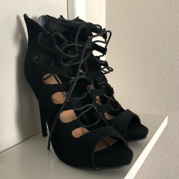 Black strapped heels - Picture 1 of 3